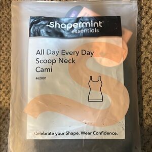 Shapermint Essentials Black Scoop Neck Cami